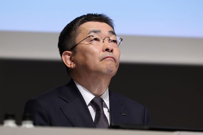 通信障害について記者会見するKDDIの高橋誠社長=2022年7月29日午後、東京都文京区