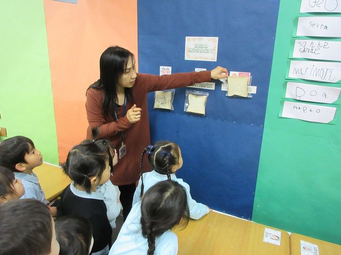 3歳児クラスで行っている「ばい菌」の実験。子どもたちが仮説を立てて、実験して検証する。自分で考え、体験することで思考力が育っていく