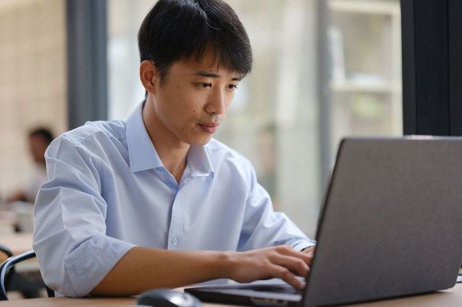 パソコンを使用する男性