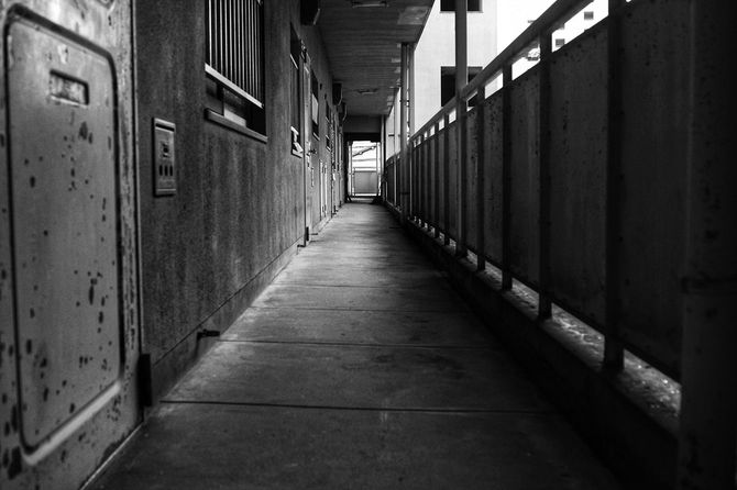 古いアパートの外廊下