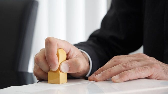 ハンコを押す司法書士の手元