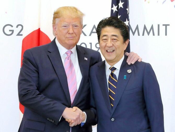 2019年12月、トランプ米大統領（左）と安倍首相