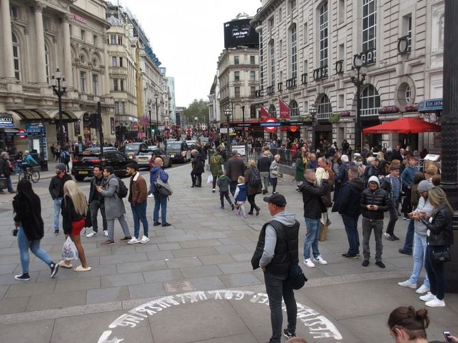 ワクチンの普及後は、路上でソーシャルディスタンスをとる人はかなり少なくなった