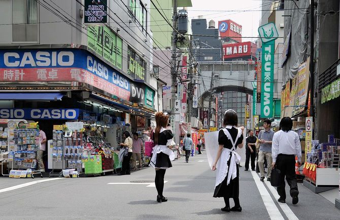 秋葉原・電気街でビラを配るメイド姿の女性（2008年6月10日、東京都千代田区外神田）