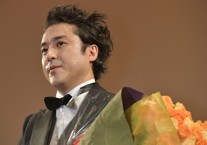 日本映画テレビプロデューサー協会が開催した「第42回エランドール賞」で新人賞を受賞し、授賞式に出席したムロツヨシさん（東京都新宿区の京王プラザホテル）＝2018年2月1日