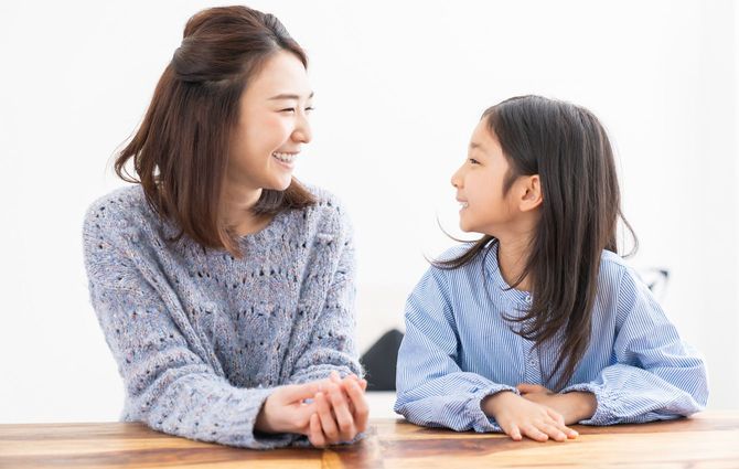 母親と娘が楽しそうにおしゃべり