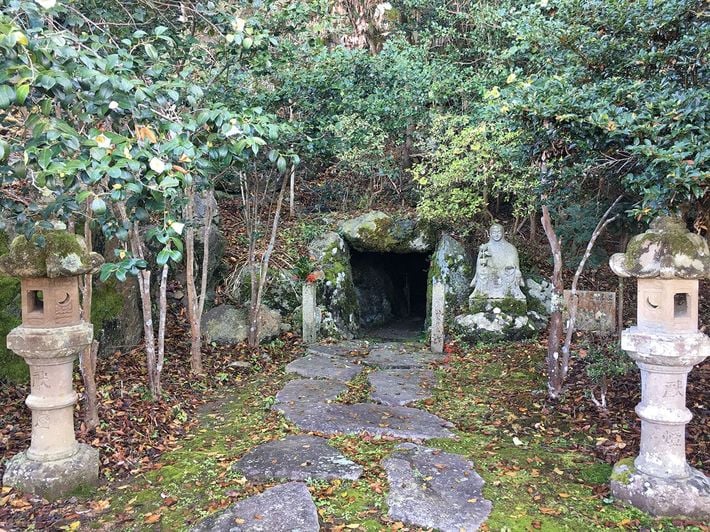福井県小浜市の空印寺にある八洞比丘尼入定、写真＝投稿者KaoLee（写真＝CC-BY-SA-4.0／<a href="https://commons.wikimedia.org/wiki/File:%E5%85%AB%E7%99%BE%E6%AF%94%E4%B8%98%E5%B0%BC%E5%85%A5%E5%AE%9A%E6%B4%9E%EF%BC%88%E7%A6%8F%E4%BA%95%E7%9C%8C%E5%B0%8F%E6%B5%9C%E5%B8%82%E7%A9%BA%E5%8D%B0%E5%AF%BA%EF%BC%89.jpg" target="_blank">Wikimedia Commons</a>）