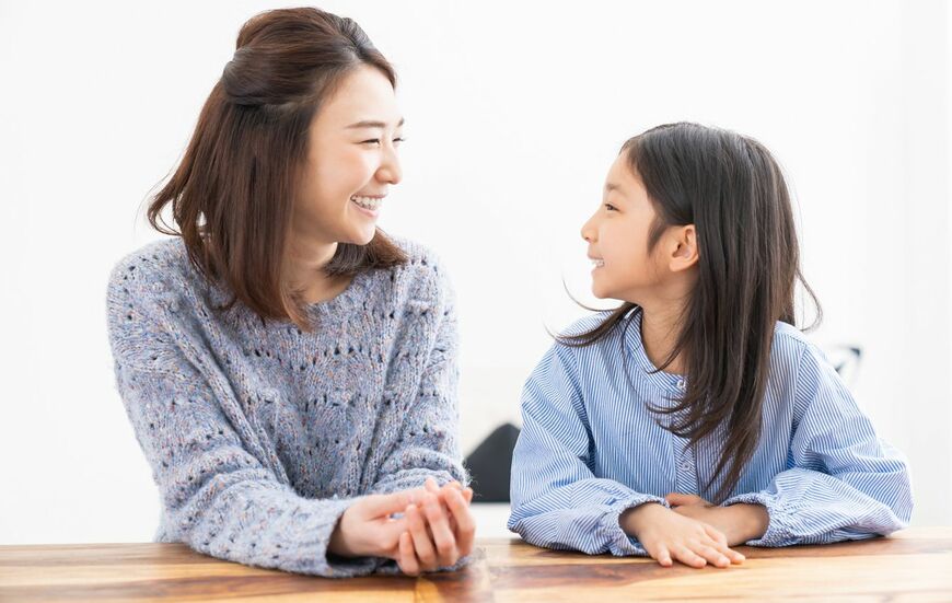 母親と娘が楽しそうにおしゃべり