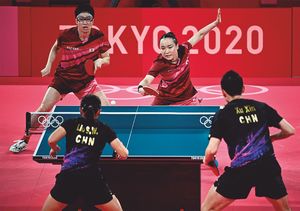 朝の占いを見て決めたユニフォームを着用する水谷・伊藤ペア。強敵を撃破し、日本卓球界史上初の金メダルを獲得した。