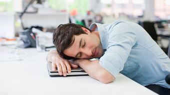 会社の個室トイレで「30分睡眠」のすごい効果