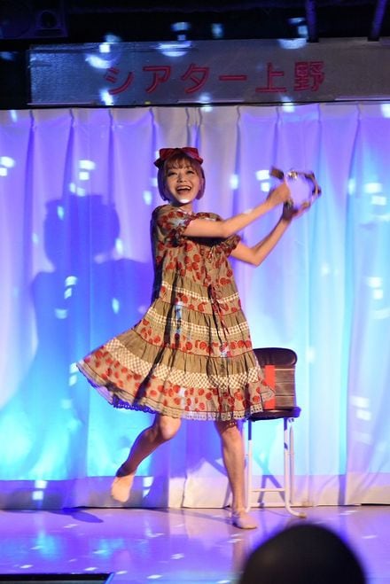 ストリップ劇場で踊る新井さん