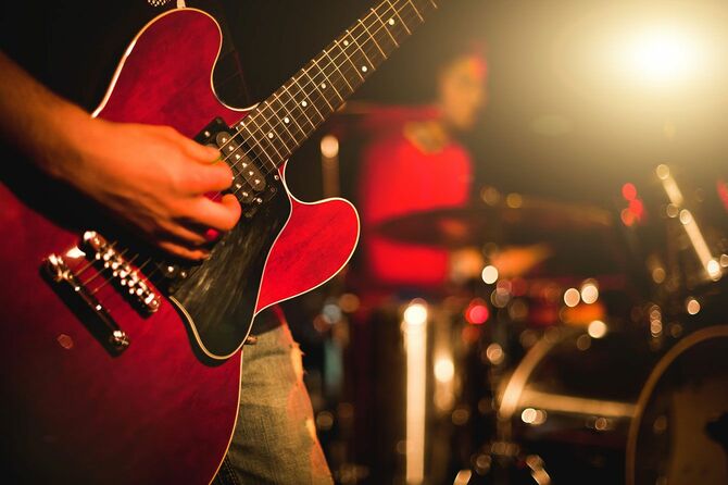 ライブのステージでギターを弾く人