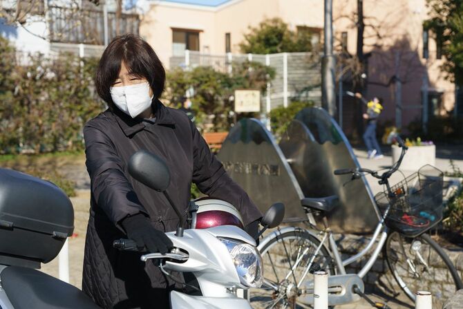ケアマネージャーの吉野清美さん。移動にはバイクを利用している。