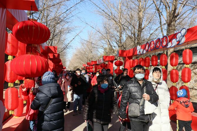 2023年1月27日、春節休暇に多くの人でにぎわう中国・北京市郊外の観光地