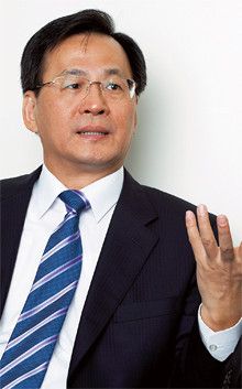 <strong>黄重球</strong>●台湾経済部常務次長(日本の経済産業省副大臣・事務次官に相当)。1952年、台湾生まれ。経済部技術処処長などを経て、2009年より現職。
