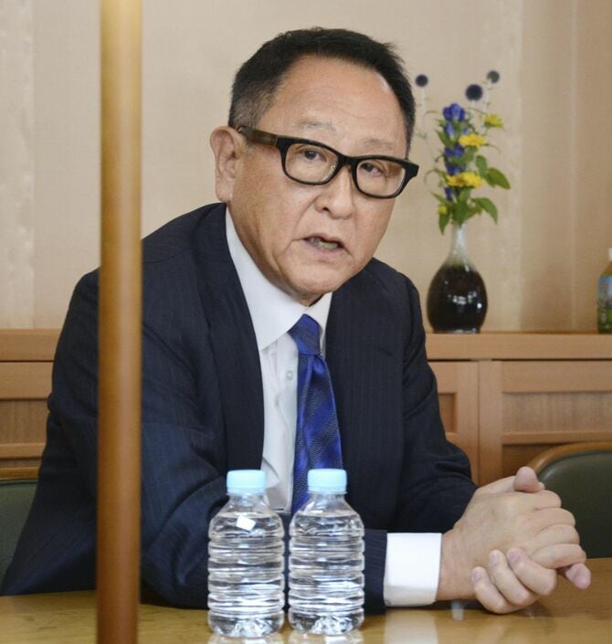 「タテシナ会議」出席後、記者会見に答えるトヨタ自動車会長の豊田章男氏=2025年7月18日午後、長野県茅野市