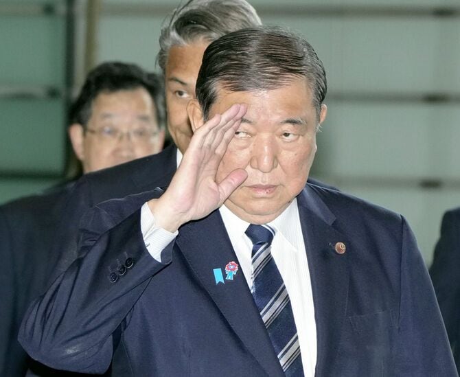 首相官邸に入る石破首相=2025年5月8日午前