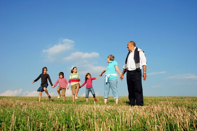 幸せな家族の屋外の2つの世代。