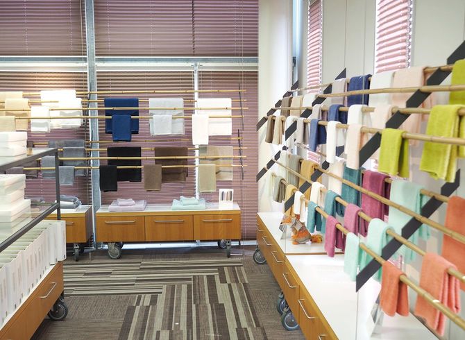 七福タオルの社内。カラフルなタオルが並ぶ