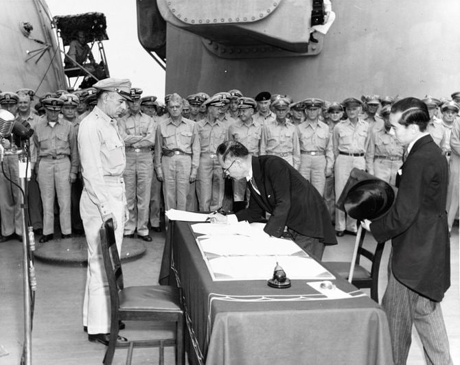 1945年9月2日、東京湾に浮かぶ戦艦ミズーリ上で中央で署名を行う重光葵外務大臣(写真=Army Signal Corps photographer LT. Stephen E. Korpanty/PD US Army/Wikimedia Commons)