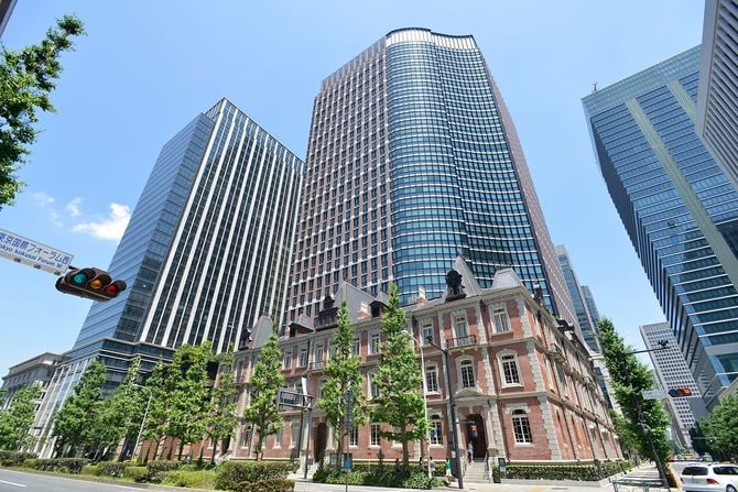 丸の内パークビルディングと三菱一号館、明治安田生命ビル