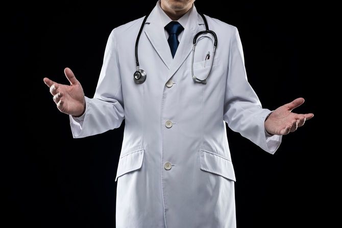 黒い背景と医師