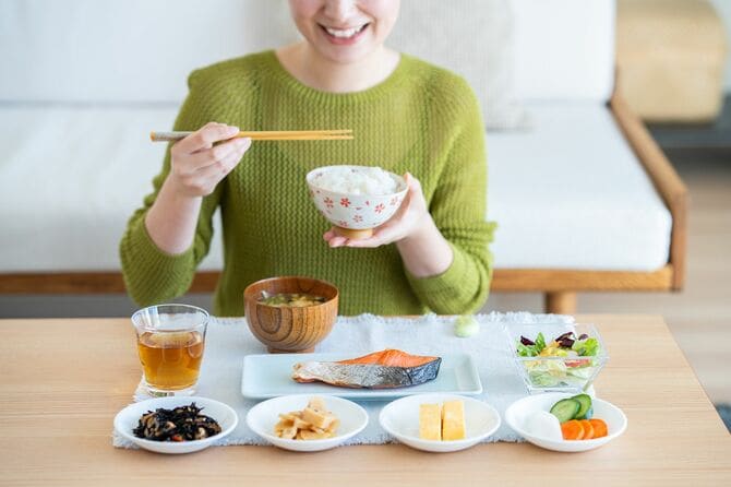 朝食を食べる若い女性
