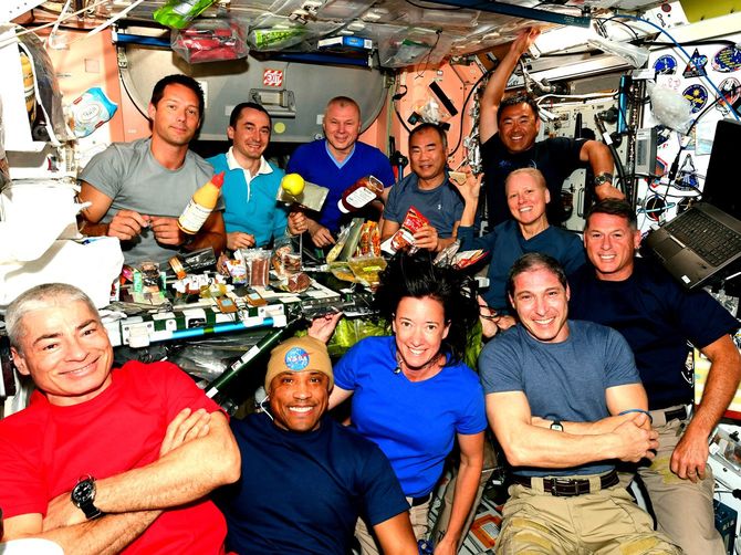 シンプルな綿Tシャツ＆ボトムス＆ベルトが宇宙の「定番コーデ」