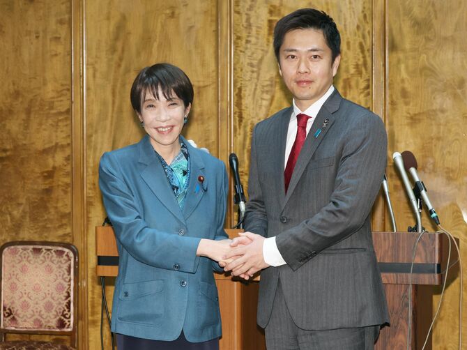 握手する高市早苗首相と日本維新の会の吉村洋文代表