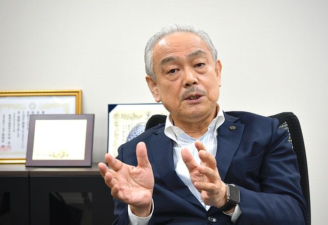 単独取材に答える東京都医師会の尾崎治夫会長