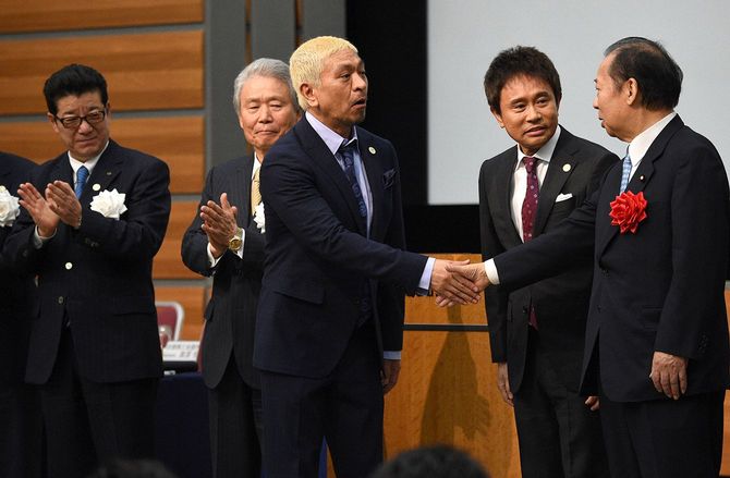 日本万国博覧会誘致委員会発足式に臨む（右から）二階俊博・自民党幹事長、ダウンタウンの浜田雅功さん、松本人志さん、誘致委員会会長の榊原定征経団連会長、松井一郎大阪府知事