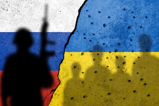コンクリートの壁に描かれたウクライナとロシアの国旗