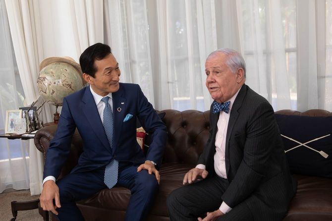 世界的投資家のジム・ロジャーズ氏とワタミ会長兼社長CEOの渡邊美樹氏