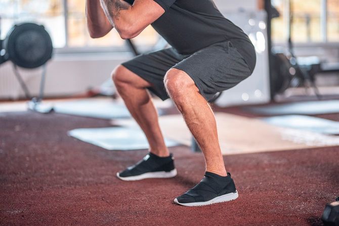 ジムでトレーニングをする男性