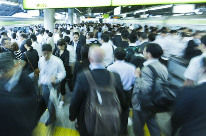 ラッシュアワーの山手線のホーム
