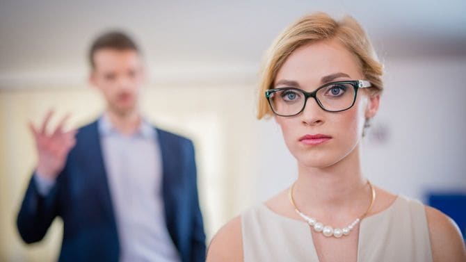 上司の話に疲れた女性