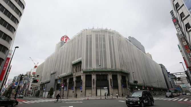 新型コロナウイルス感染者の増加に伴う外出自粛を受け、土曜日と日曜日を臨時休業している商業施設「伊勢丹新宿店（中央）」と人通りの少ない新宿三丁目交差点＝2020年4月5日、東京都新宿区