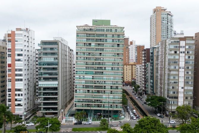 明らかに右側の水路の方向に傾いている築54年のエクセルシオール