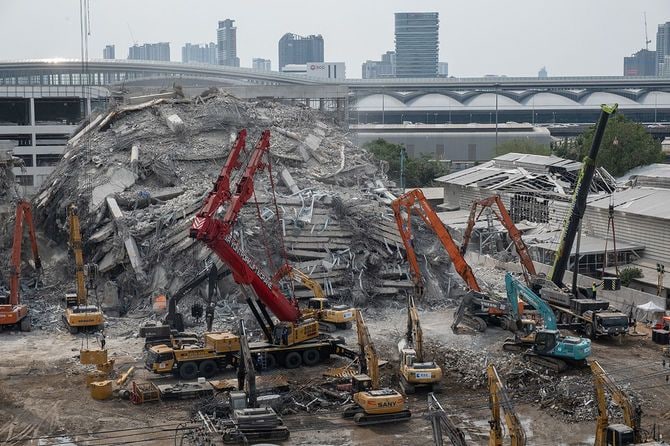 2025年4月2日、タイのバンコクでは、マグニチュード7.7の地震で倒壊した政府庁舎の現場で捜索救助活動が5日目を迎えた。この地震は3月28日にミャンマーを襲い、70人以上が瓦礫の下敷きとなった。