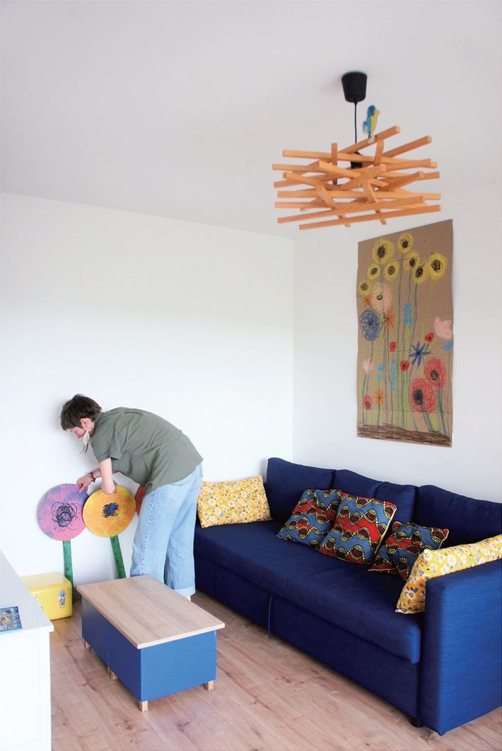 リヨン在住イラストレーターMagali Hubac. 自宅リビングは廃材を使用した作品で世界観をつくる。（出典＝『<a href="https://www.amazon.co.jp/exec/obidos/ASIN/4804706240/presidentjp-22" target="_blank">主役はいつも“私自身”フランス人に学んだ「本当の感性」の磨き方</a>』）