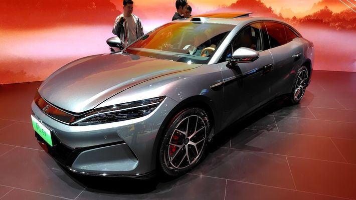 BYDのフラッグシップモデル、Han（漢）L。上海モーターショーにて。