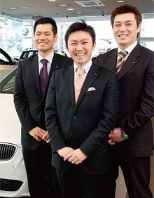 写真中央が国際興業・月寒営業所所長の上野剛嗣さん。2004年に東日本地区のトップセールスになった。写真右の宮下裕康さん、左の古谷峰士さんは、上野さんが頼もしく思う部下の代表だ。