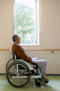 入院する高齢男性