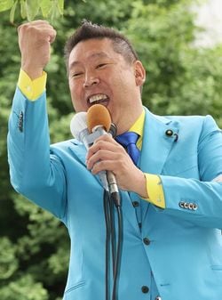 参院選が公示され、第一声を上げるNHK党の立花孝志党首＝2022年6月22日午前、東京都渋谷区
