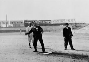 社内野球大会（昭和27年）で始球式のマウンドに立つ松下電器創業者・松下幸之助（中央）（提供＝パナソニック）