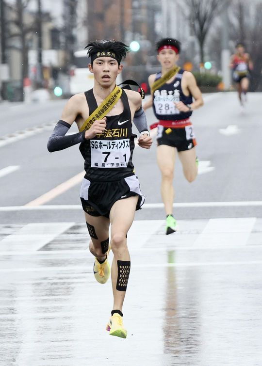 全国高校駅伝男子で力走する学法石川1区の増子陽太（手前）＝2025年12月21日、京都市（代表撮影）