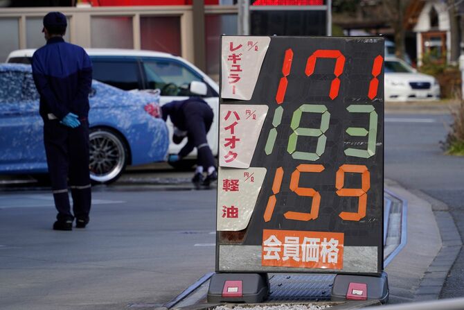 2022年2月17日、レギュラーガソリン171円と書かれたガソリンスタンドの看板。経産省発表のレギュラーガソリン1L当たりの店頭価格（14日時点）は、全国平均で171円40銭と6週連続の値上がり。ウクライナ情勢の緊迫化で原油価格の高騰が続いた（東京都港区）