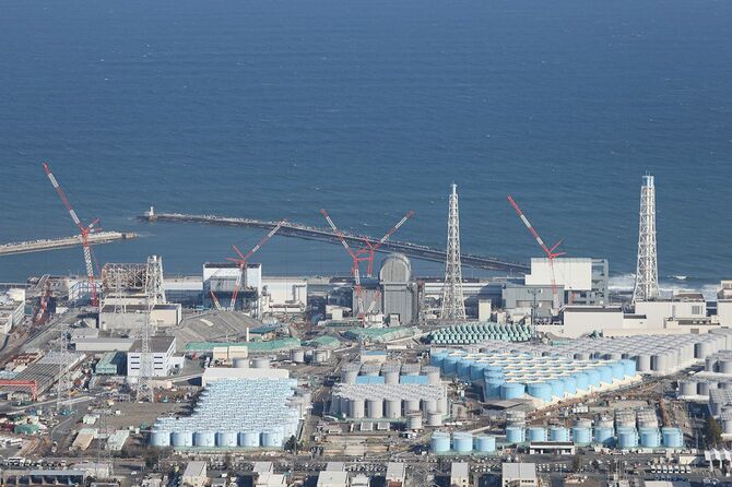 廃炉作業が進められている東京電力福島第1原子力発電所。中央左から1、2、3、4号機の原子炉建屋＝2021年2月14日、福島県