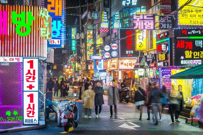ネオンが輝く韓国・ソウルの街