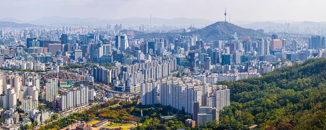 混雑した超高層ビルの街並みのランドマーク韓国の上のダウンタウンソウルの空中パノラマ